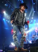 Concerts 2012 0605 paris alphaxl 114 Guns N' Roses